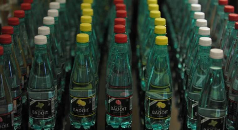 Des bouteilles d'eau pétillante Badoit, une marque du groupe Danone. (© AFP / E. Piermont)