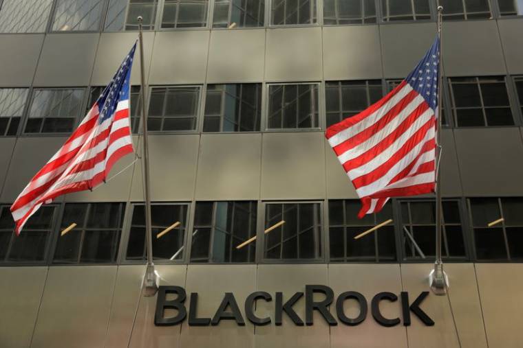 Photo d'archives du logo de BlackRock Inc au-dessus de son siège à New York