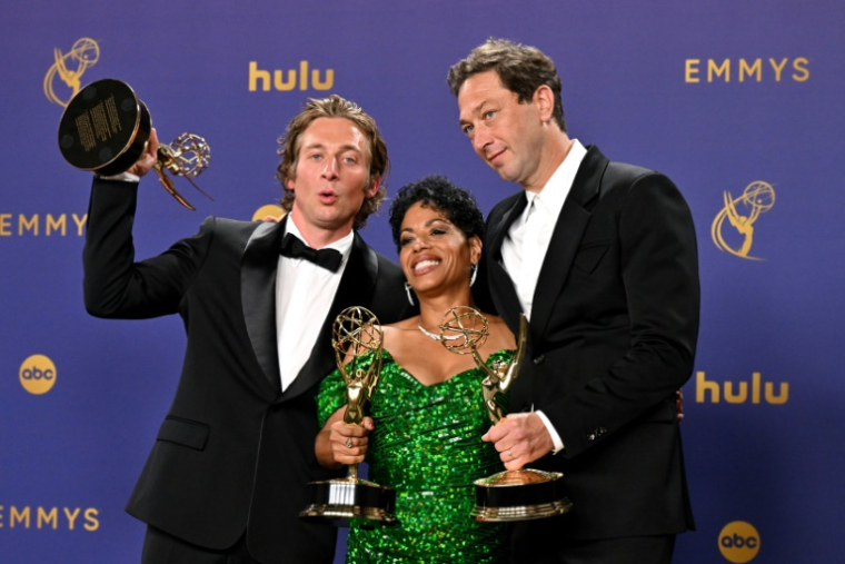 Les acteurs de la série "The Bear" Jeremy Allen White (gauche), Liza Colon-Zayas (centre) et Ebon Moss-Bachrach posent avec leur prix d'interprétation aux Emmy Awards, à Los Angeles, le 15 septembre 2024 ( AFP / Robyn Beck  )