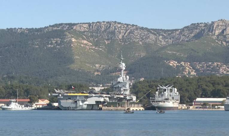 Le Charles-de-Gaulle quitte Toulon après des mois de maintenance