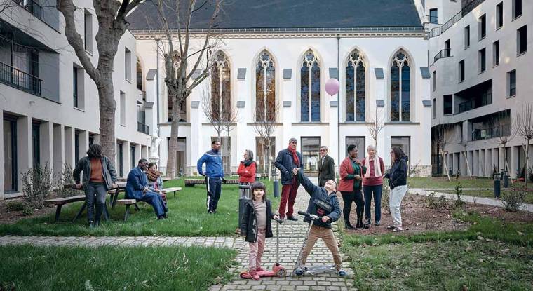 La Maison Saint-Charles à Paris est une résidence intergénérationnelle appartement à Habitat et Humanisme, association luttant contre les situations d'exclusion et d'isolement. (© Julie Limont)