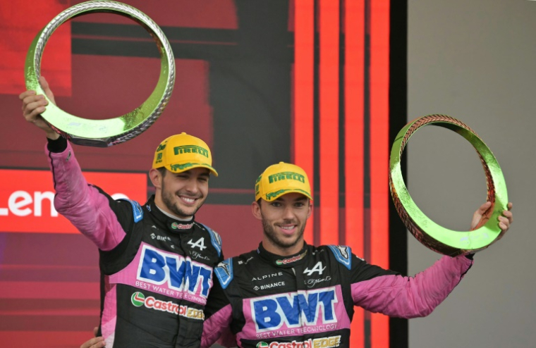 Les pilotes français d'Alpine Esteban Ocon (g.) et Pierre Gasly célèbrent sur le podium leurs deuxième et troisième places respectives lors du Grand Prix de Formule 1 de Sao Paulo, sur le circuit d'Interlagos, à Sao Paulo, le 3 novembre 2024 ( AFP / NELSON ALMEIDA )