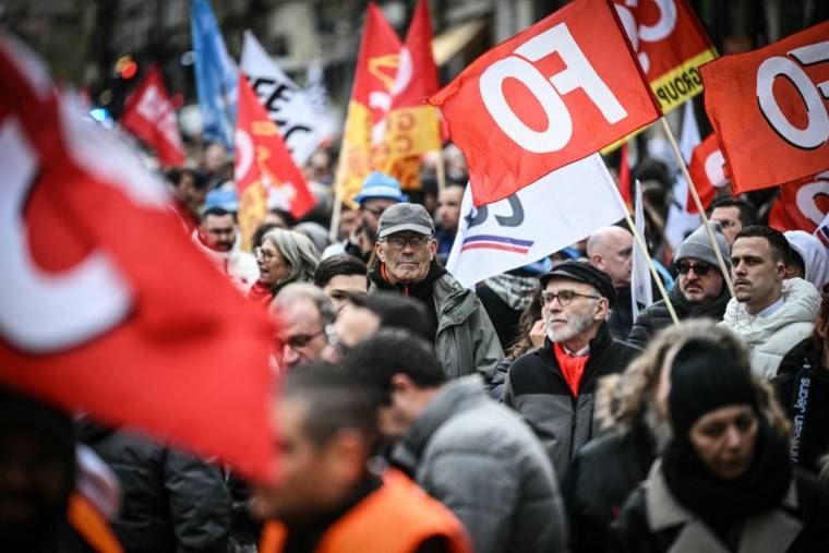 Des salariés de Casino manifestent à Saint-Étienne le 5 décembre 2023. ( AFP / OLIVIER CHASSIGNOLE )