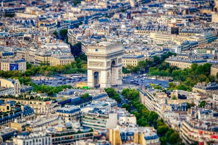 En région parisienne, les prix des maisons ont chuté encore plus vite que celui des appartements ces dernières années. (illustration) (Pixabay / matthiasfr)