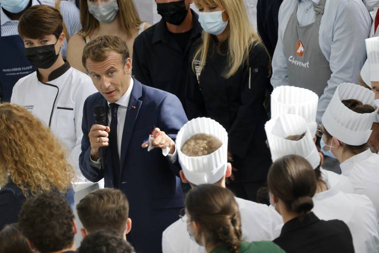 Emmanuel Macron en visite au salon de la restauration à Lyon, le 27 septembre 2021. ( AFP / LUDOVIC MARIN )