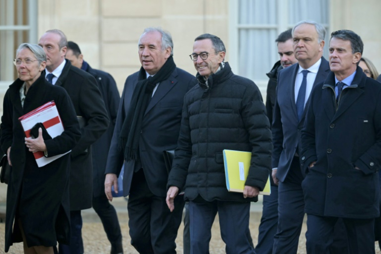 François Bayrou, entouré notamment d'Elisabeth Borne (g), ministre de l'Education et de Bruno Retailleau (d), ministre de l'Intérieur, se dirigeant vers l'Elysée pour le premier Conseil des ministres du Premier ministre ( AFP / Bertrand GUAY )