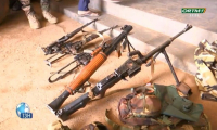 Des armes qui auraient été saisies par l'armée malienne mardi à Bamako, où des jihadistes ont revendiqué une attaque d'ampleur le 17 septembre 2024, photo tirée d'une capture vidéo de la télévision d'Etat ORTM ( ORTM / - )