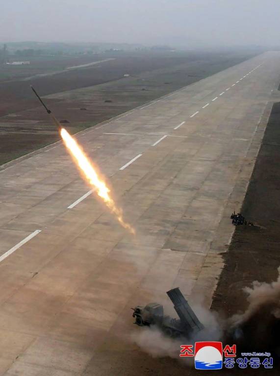 Photo diffusée le 26 avril 2024 par l'agence nord-coréenne Kcna montrant le test d'un lance-roquettes multiple dans un lieu non divulgué en Corée du Nord, le 25 avril 2024 ( KCNA VIA KNS / STR )