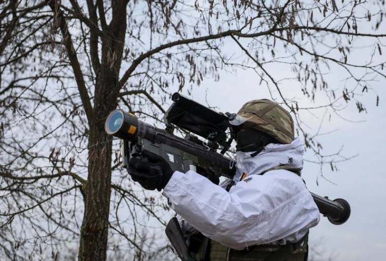 Un militaire ukrainien tient un missile antiaérien Stinger lors d'un exercice