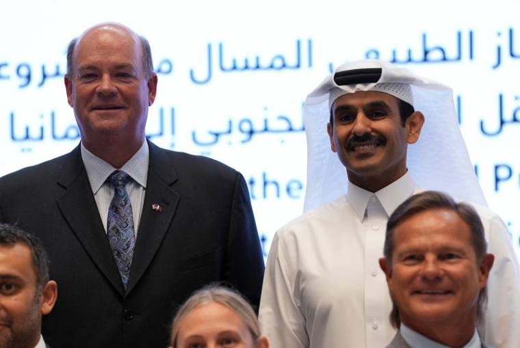 Photo de Saad al-Kaabi, PDG de QatarEnergy et ministre de l'Énergie du Qatar, et Ryan Lance, et le PDG de ConocoPhillips lors de la cérémonie de signature des accords sur l'exportation de gaz naturel liquéfié (GNL) vers l'Allemagne