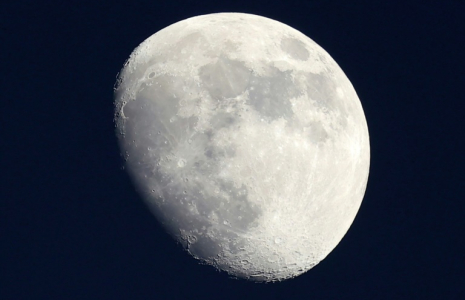 La lune se lève au sud de Doha, au Qatar, le 12 novembre 2024. ( AFP / KARIM JAAFAR )