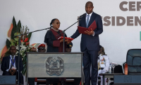 Le président Daniel Chapo (d) prête serment lors de son investiture à Maputo, le 15 janvier 2025 au Mozambique ( AFP / PHILL MAGAKOE )