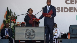 Le président Daniel Chapo (d) prête serment lors de son investiture à Maputo, le 15 janvier 2025 au Mozambique ( AFP / PHILL MAGAKOE )