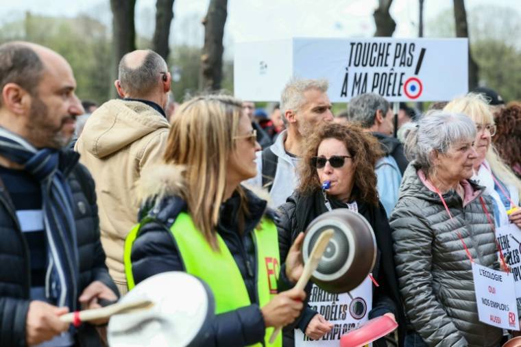 Manifestation des salariés du groupe Seb contre un projet de loi visant à interdire les substances per- et polyfluoroalkyles (PFAS) en France à partir de 2026, le 3 avril 2024 à Paris ( AFP / ALAIN JOCARD )