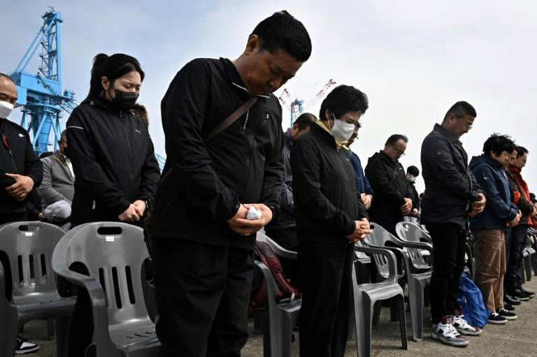 Un rassemblement à Mokpo en Corée du Sud, le 16 avril 2024, à l'occasion du 10e anniversaire du naufrage du ferry Sewol  ( AFP / Anthony WALLACE )