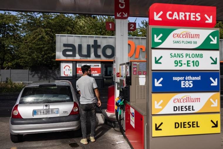 Les stations-service pourront vendre à perte les carburants à partir de début décembre.  ( AFP / SAMEER AL-DOUMY )