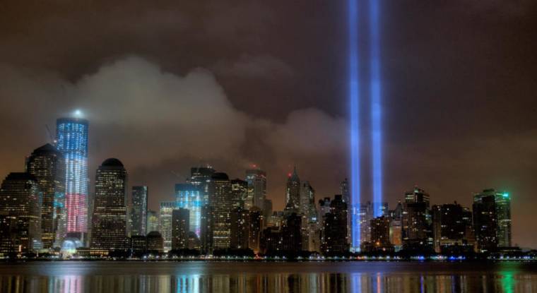 En 2001, meurtri par les attentats du 11 septembre au World Trade Center de New York, le CAC 40 avait reflué de 13,02% sur le mois. Ici, une vue nocturne de Manhattan lors d'un hommage lumineux aux victimes en 2011. (© cc Kim Carpenter)