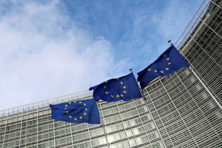 Les drapeaux de l'Union européenne flottant devant la Commission européenne