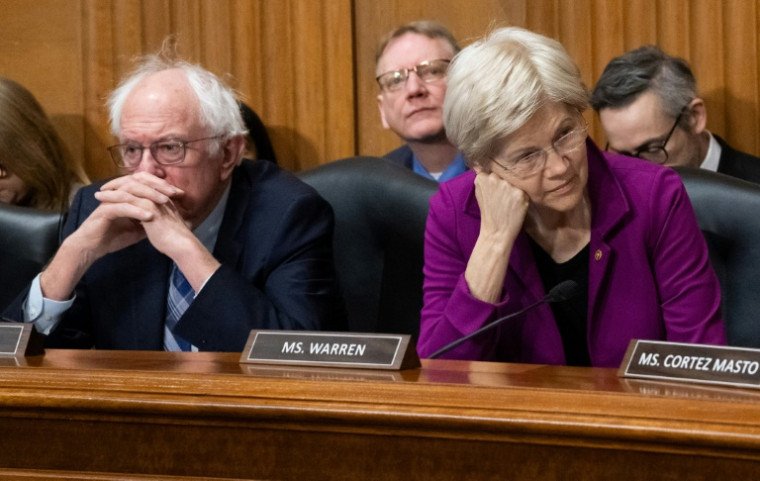 Le sénateur indépendant de gauche Bernie Sanders et la sénatrice démocrate Elizabeth Warren lors d'une réunion de la commission des finances du Sénat américain sur la recommandation de la confirmation de Robert Kennedy Jr. comme ministre de la Santé, à Washington, le 4 février 2025 ( AFP / SAUL LOEB )