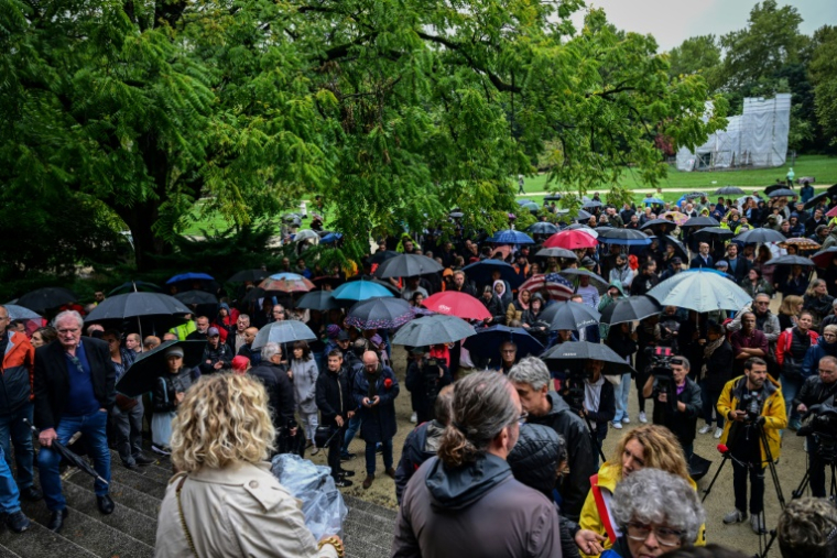 Des personnes rassemblées en hommage à l'employé municipal Lilian Dejean, le 9 septembre 2024 à Grenoble ( AFP / OLIVIER CHASSIGNOLE )