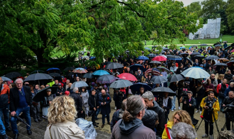 Des personnes rassemblées en hommage à l'employé municipal Lilian Dejean, le 9 septembre 2024 à Grenoble ( AFP / OLIVIER CHASSIGNOLE )