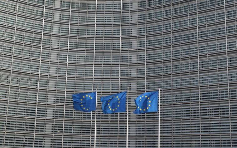 Des drapeaux de l'UE flottent devant le siège de la Commission européenne