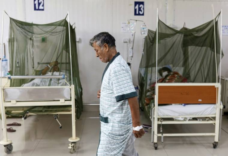 Un patient atteint de dengue à l'intérieur de l'hôpital Sergio Bernales, à Lima, le 17 avril 2024 ( AFP / Juan Carlos CISNEROS )