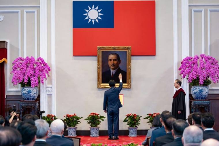 Le président élu Lai Ching-te prête serment devant un portrait du fondateur de Taïwan, Sun Yat-sen, lors de son investiture, le 20 mai 2024 à Taipei ( Bureau de la présidence taïwanaise / Handout )