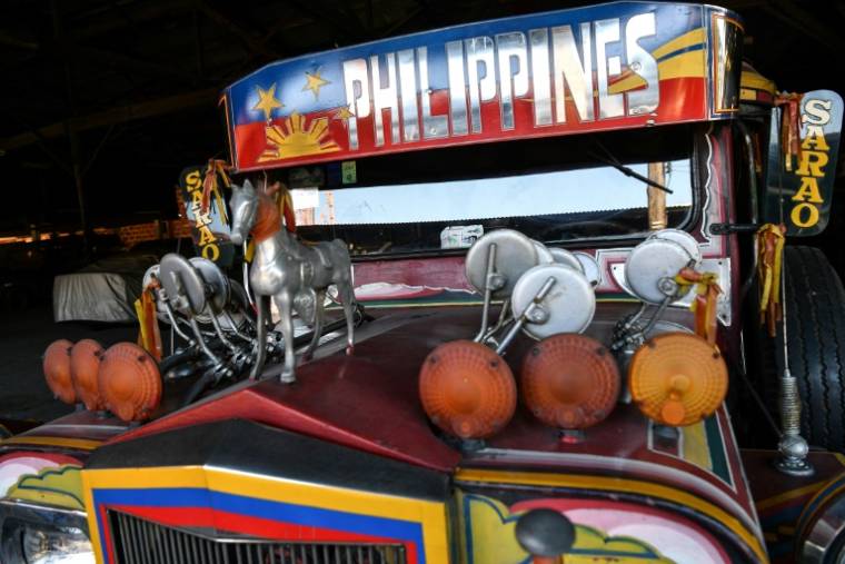 Un jeepney, Jeep customisée entrée dans le folklore philippin, le 3 avril 2024 à Manille ( AFP / Ted ALJIBE )