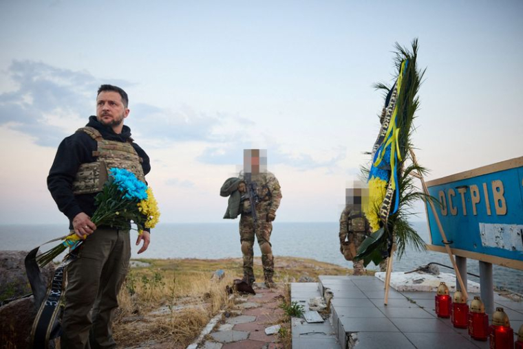 Le président ukrainien Volodimir Zelensky rend hommage aux défenseurs du pays tombés au combat