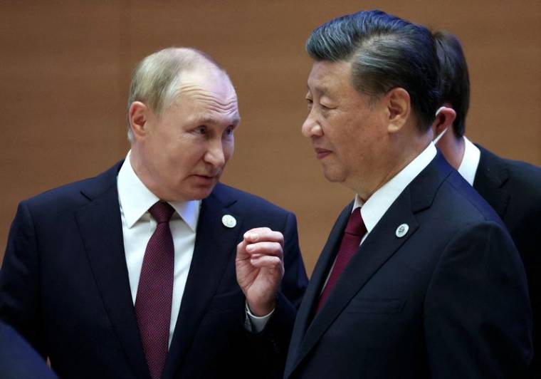 Le président russe Vladimir Poutine avec le président chinois Xi Jinping lors d'un sommet de l'Organisation de coopération de Shanghaï à Samarcande, Ouzbékistan