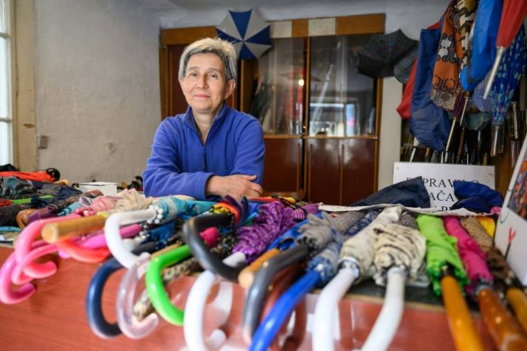 Marija Lah dans son atelier de réparation de parapluies, le 26 mars 2024 à Ljubljana, en Slovénie ( AFP / Jure Makovec )