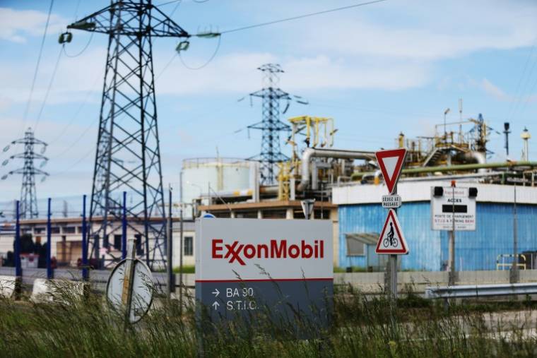 Une raffinerie d'ExxonMobil à à Notre-Dame-de-Gravenchon (nord-ouest de la France), le 23 mai 2016  ( AFP / CHARLY TRIBALLEAU )