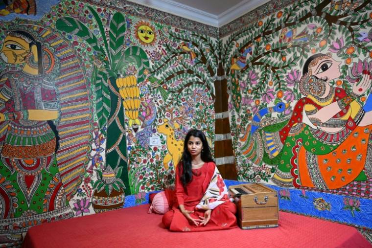 La chanteuse folk indienne Maithili Thakur répond à une interview avec l'AFP à sa résidence de New Delhi, le 2 avril 2024 ( AFP / Money SHARMA )