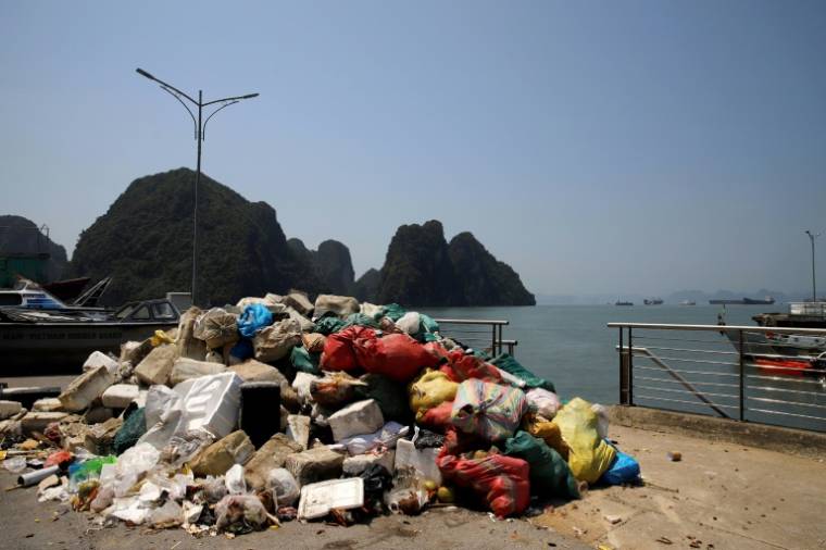 Un tas de déchets collectés dans la baie d'Ha Long, au Vietnam, le 17 mai 2023 ( AFP / Nam NGUYEN )