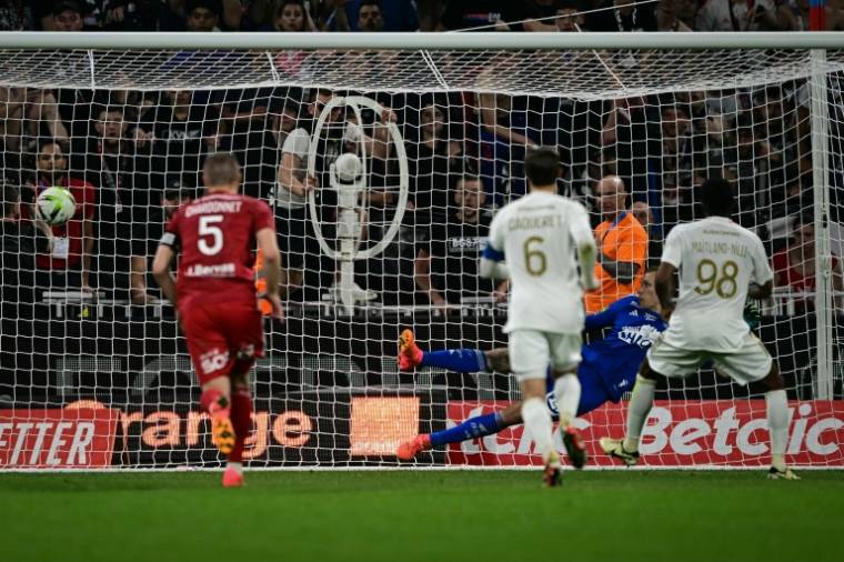 L'Anglais Maitland-Niles transforme un penalty pour Lyon à la fin du match contre Brest, le 14 avril 2024 au Groupama Stadium ( AFP / OLIVIER CHASSIGNOLE )