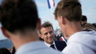Emmanuel Macron lors d'un déplacement sur l'île de Sein (Finistère) pour commémorer le 84e anniversaire de l'Appel du 18 Juin du général De Gaulle ( POOL / Christophe Ena )