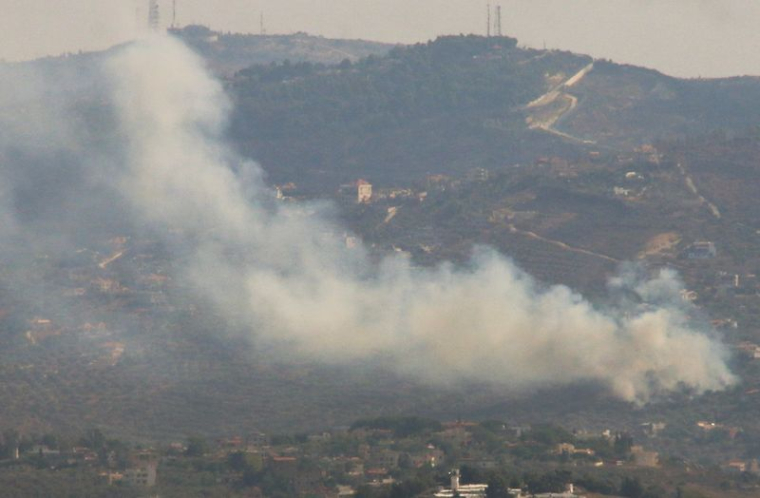 De la fumée s'élève de Kfar Kila au milieu des hostilités transfrontalières entre le Hezbollah et les forces israéliennes, comme le montre la photo de Marjayoun, près de la frontière avec Israël