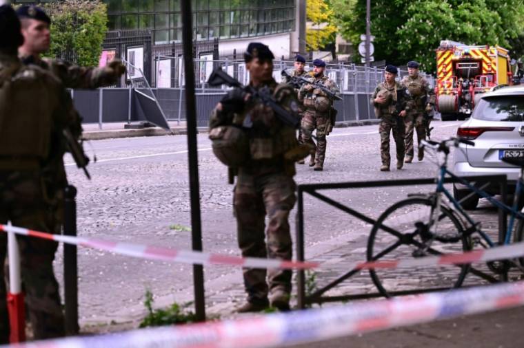 Des militaires participent au périmètre de sécurité autour de l'ambassade d'Iran à Paris le 19 avril 2024 ( AFP / Miguel MEDINA )