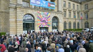 Rassemblement devant l'hôtel de ville de Rouen, après une attaque contre la synagogue de la ville, le 17 mai 2024 ( AFP / Lou Benoist )