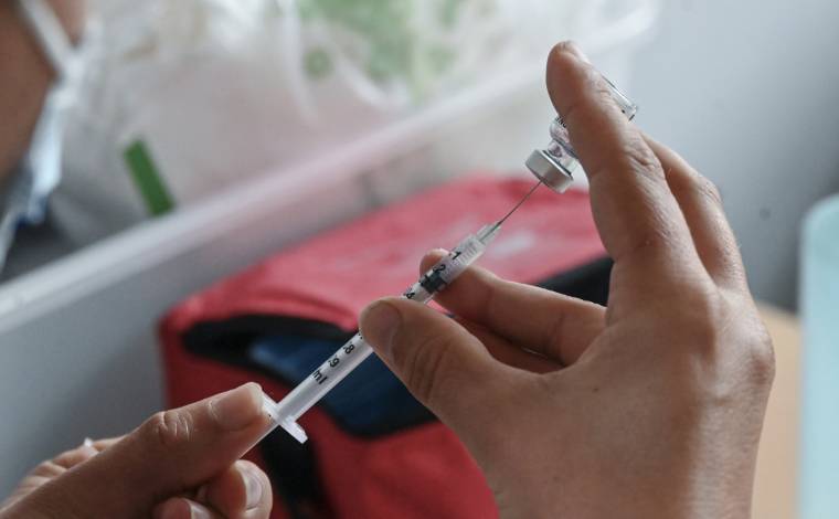 Un médecin prépare une dose de vaccin contre le Covid-19, en juillet 2021. ( AFP / DENIS CHARLET )