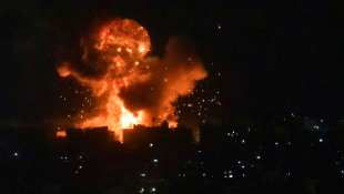 Des flammes et de la fumée s'élèvent de la banlieue sud de Beyrouth après une frappe israélienne, le 6 octobre 2024 ( AFP / Fadel ITANI )