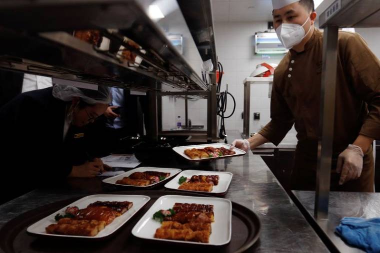 Un chef travaille dans la cuisine d'un hôtel à Pékin, en Chine