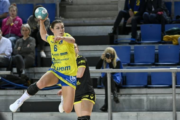 L'ailière française du Metz Handball Chloé Valentini tente un tir contre Toulon lors d'un match de Ligue féminine le 9 mars 2024 à Metz ( AFP / Jean-Christophe Verhaegen )