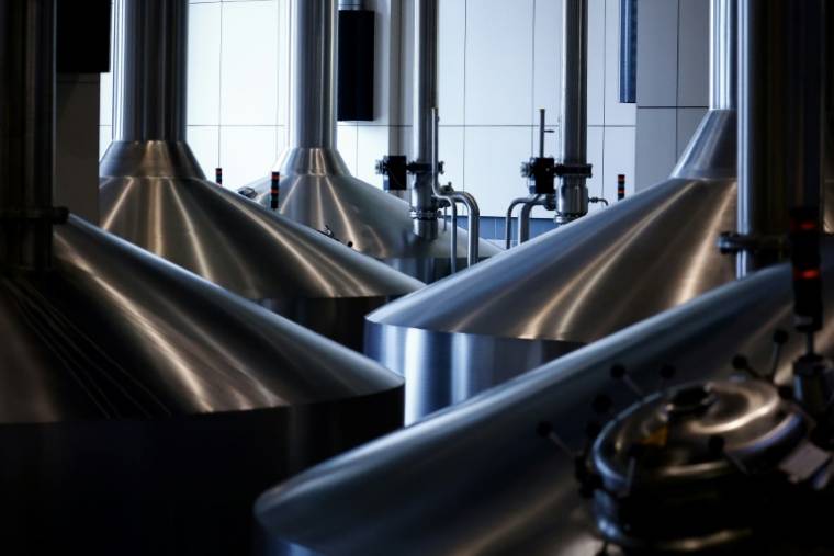 Des cuves en acier pour la production de bière à la brasserie AB InBEV, le 23 avril 202 à Louvain, en Belgique ( AFP / Kenzo TRIBOUILLARD )