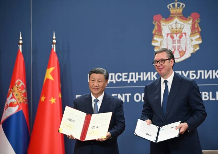 Le président serbe Aleksandar Vucic (d) et son homologue chinois Xi Jinping après la signature de documents bilatéraux, le 8 mai 2024 à Belgrade ( AFP / Elvis Barukcic )