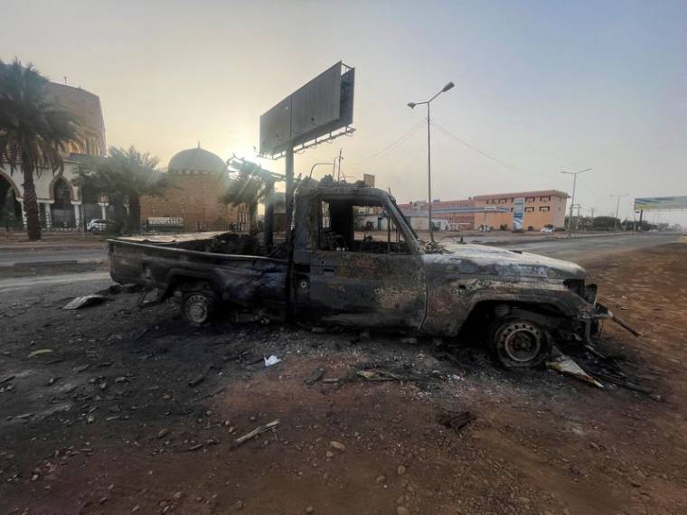 Un véhicule détruit à Khartoum, au Soudan