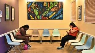 Des patientes attendent une consultation à la clinique Camelback Family Planning, un établissement qui assure des avortements à Phoenix en Arizona, le 18 avril 2024 ( AFP / Frederic J. BROWN )
