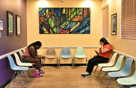 Des patientes attendent une consultation à la clinique Camelback Family Planning, un établissement qui assure des avortements à Phoenix en Arizona, le 18 avril 2024 ( AFP / Frederic J. BROWN )