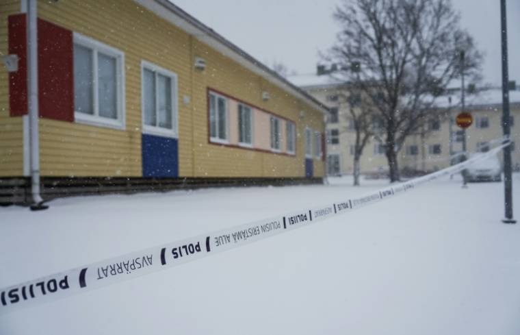 Un cordon de police devant l'école de Vantaa où un garçon de 12 ans a tué mardi par balles un élève de sa classe et gravement blessé deux filles, le 3 avril 2024 en Finlande ( AFP / Alessandro RAMPAZZO )